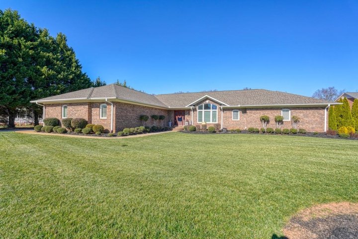 218 Mountain Range Road sold home in Farm Lake, Boiling Springs, SC