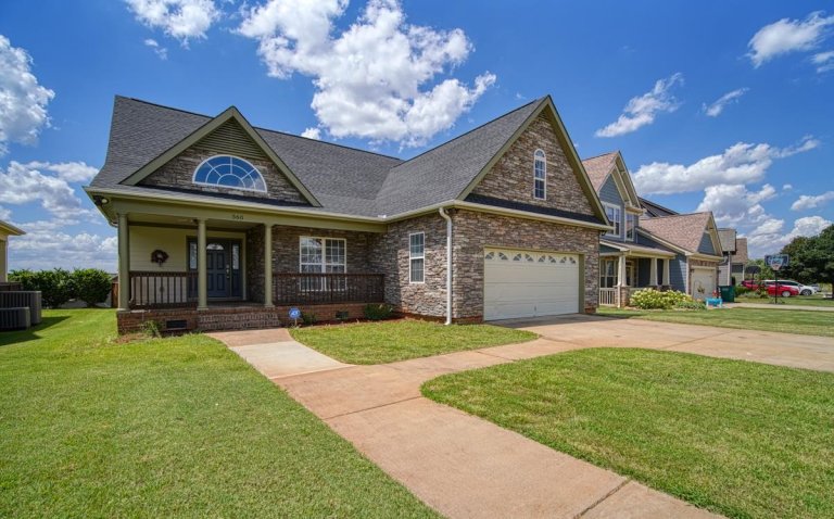 560 Serendipity Lane active home in Sunset Summits, Spartanburg, SC