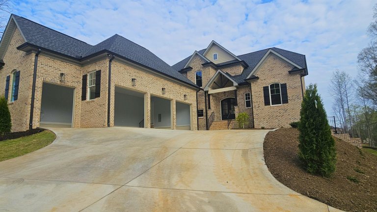 118 N Woodfin Drive active home in Woodfin Ridge, Inman, SC