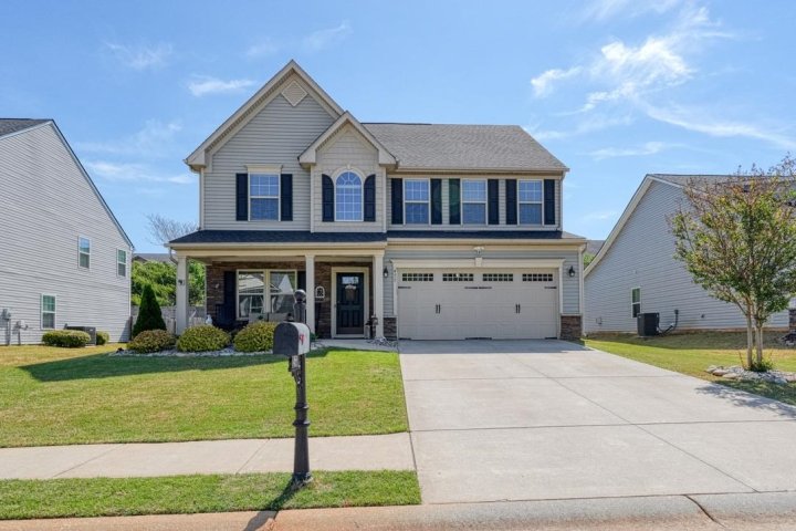 455 Shoreline Boulevard pending home in Glen Lake, Boiling Springs, SC