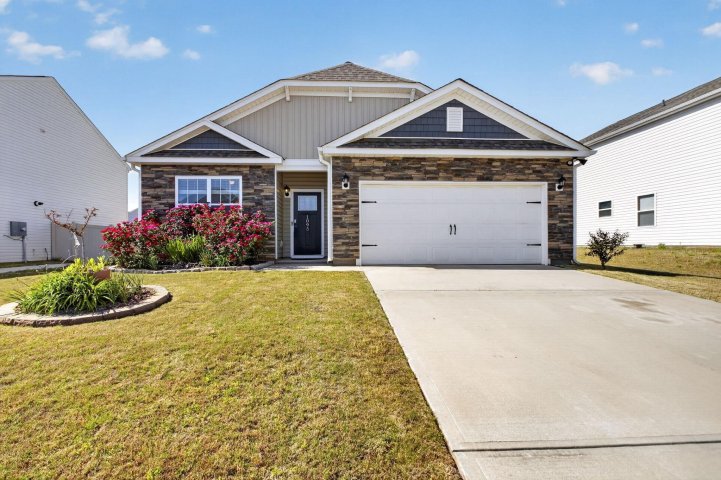 1095 Longstone Way active home in Hawthorn Grove, Spartanburg, SC
