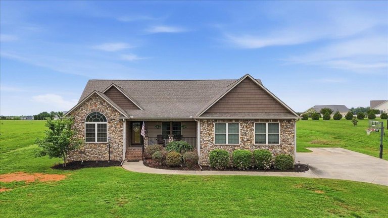 A home in Farm Lakes, Cowpens