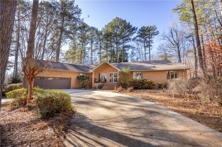 108 Hermitage Mooring Drive sold home in Stonehaven, Seneca, SC