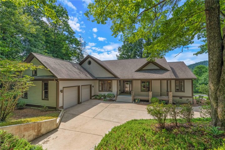 1 Northstar Lane active home in Cliffs At Glassy, Landrum, SC