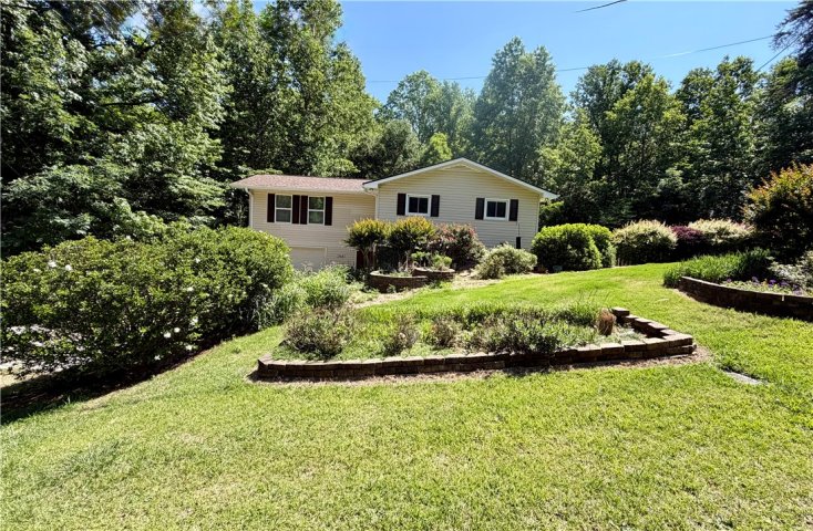 410 South Hogan Drive active home in Chickasaw Point, Westminster, SC