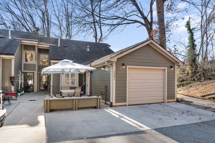 1301 Leeward Road sold home in Leeward Landing, Anderson, SC