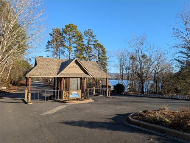 801 Deertrail Shores pending home in Bay Ridge, Salem, SC
