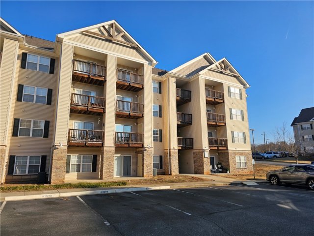 302 Lookover Drive active home in Overlook Condominiums, Anderson, SC