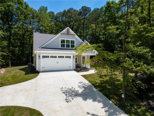502 Point Road active home in Chickasaw Point, Westminster, SC