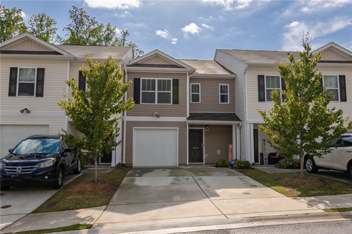 304 Oakmont Valley Trail active home in Townes At Oakmont, Seneca, SC