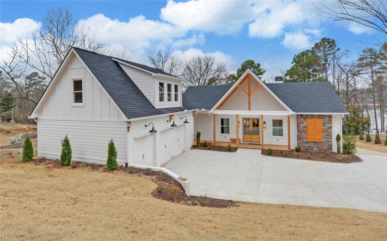 672 Tugaloo Heights Circle active home in Lake Hartwell, Lavonia, GA