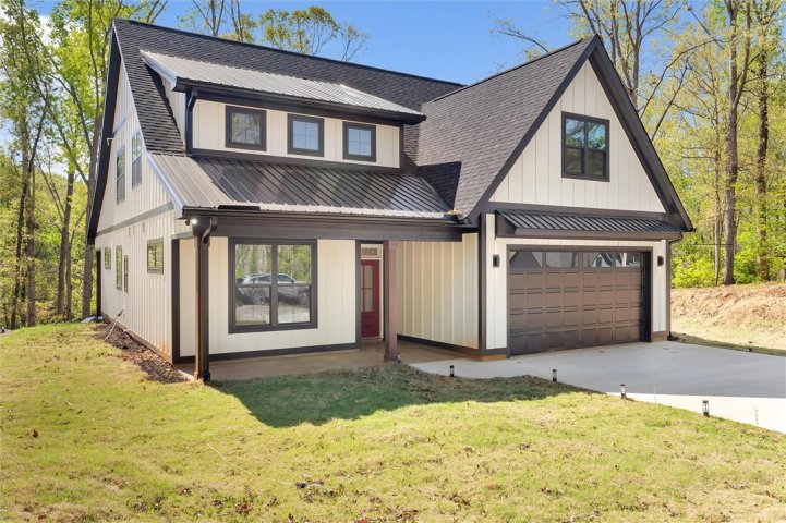 407 Blue Ridge Court active home in Foxwood Hills, Westminster, SC