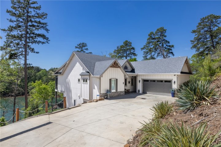 4 Forecastle Way active home in Keowee Key, Salem, SC