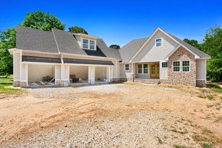 707 Vickery Street Extension active home in Lake Hartwell, Hartwell, GA
