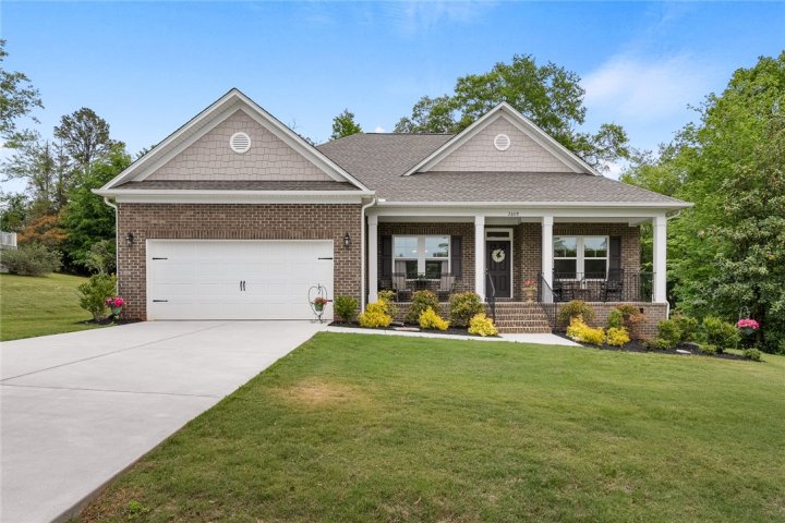 2609 Dog Leg Lane active home in Cross Creek Plantation, Seneca, SC