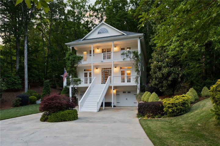 1104 Chickasaw Drive active home in Chickasaw Point, Westminster, SC