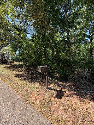 101 Bunker Lane active home in Chickasaw Point, Westminster, SC
