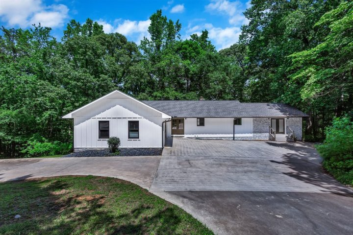 Homes in Tugaloo Bay, Lavonia