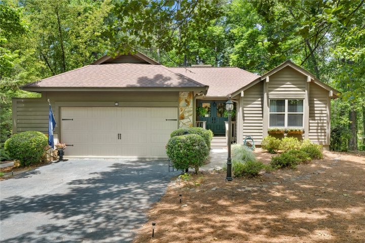 11 Pine Garden Way Drive active home in Keowee Key, Salem, SC