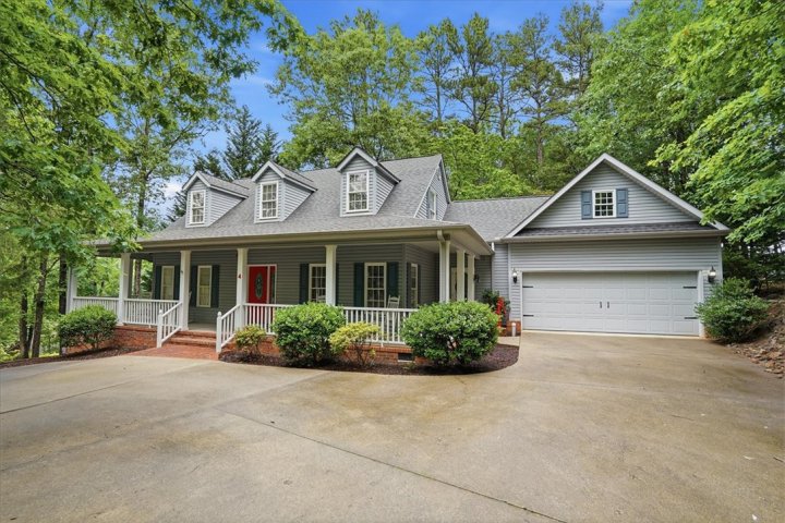 4 Boatswain Way active home in Keowee Key, Salem, SC