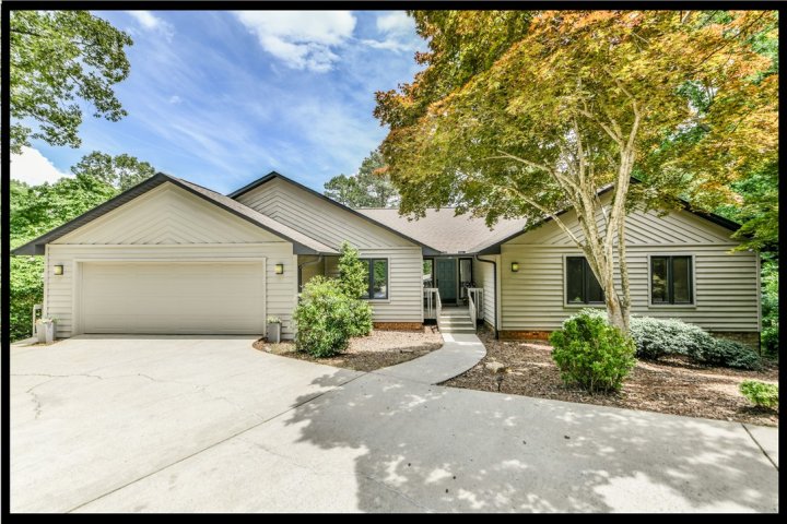 6 Cats Paw Court active home in Keowee Key, Salem, SC
