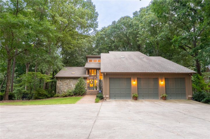 122 Paradise Cir Circle active home in Paradise Point, Townville, SC