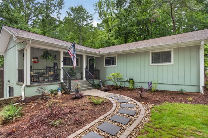 103 Pineneedle Drive active home in Chickasaw Point, Westminster, SC