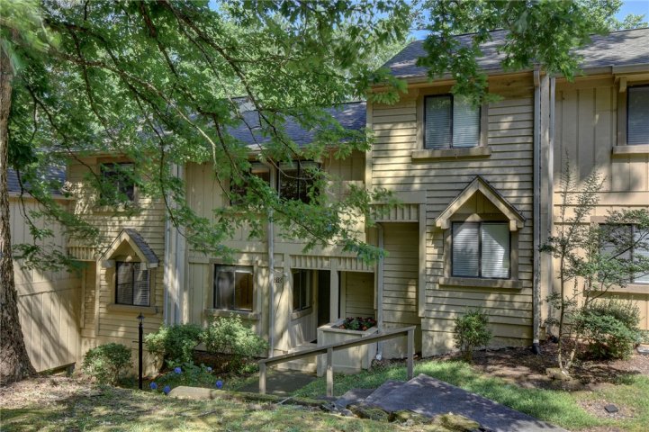 210 Harbor Cove Drive active home in Keowee Key, Salem, SC