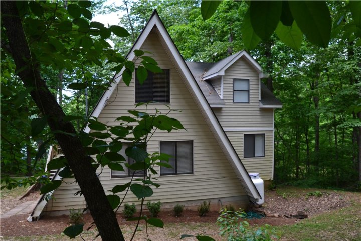 1001 Rue Fleur De Lis sold home in Brittany Hbr N, Lavonia, GA