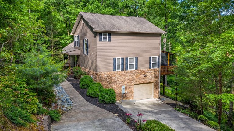 209 Falcon Crest Way sold home in Woodmere At Table Rock, Pickens, SC