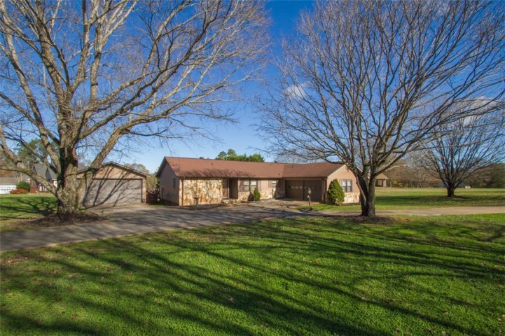 1601 Moorehead Place sold home in Century Hills, Pendleton, SC