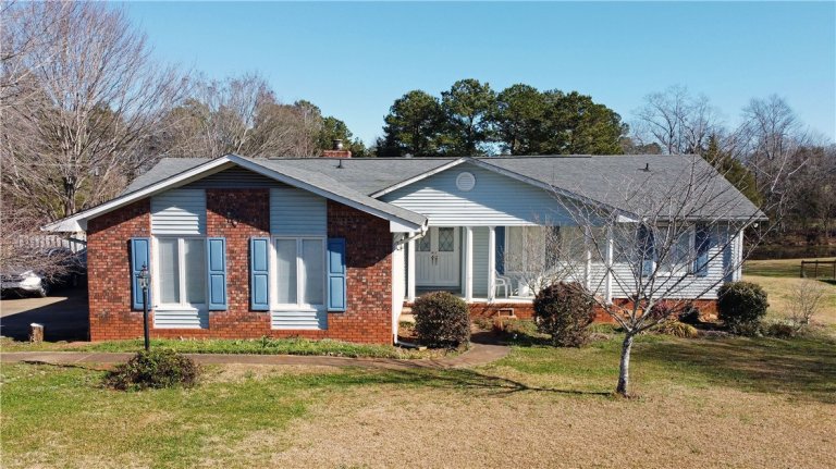 1038 Moorehead Place sold home in Century Hills, Pendleton, SC