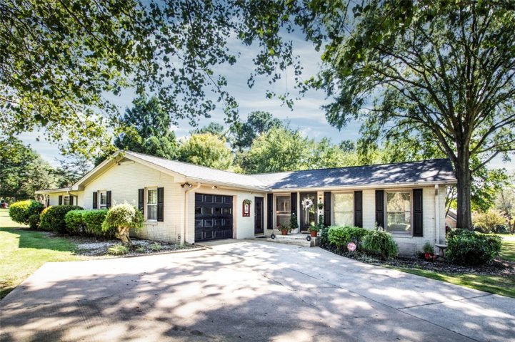 300 Edgewater Drive sold home in Bridgewater Sub, Anderson, SC
