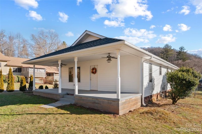 Property image 2 at 9 Carolina Avenue, Waynesville, NC 28786