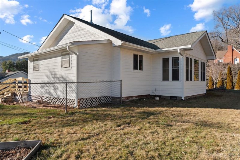 Property image 3 at 9 Carolina Avenue, Waynesville, NC 28786