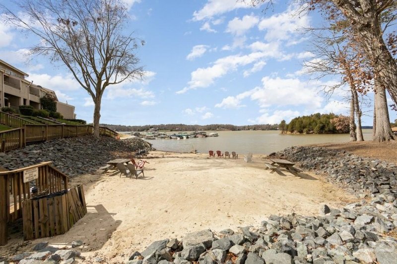 Property image 3 at 13820 Queens Harbor Road, Charlotte, NC 28278