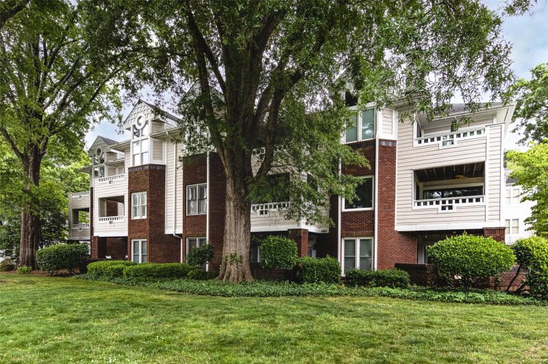 Property image 2 at 2719 Selwyn Avenue, Charlotte, NC 28209