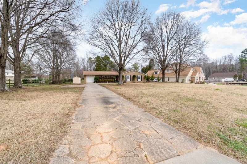 Property image 3 at 4311 Rolling Acres Road, Charlotte, NC 28213