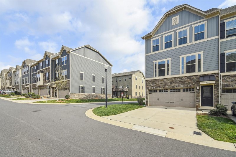 Property image 2 at 1916 Catkin Lane, Charlotte, NC 28205