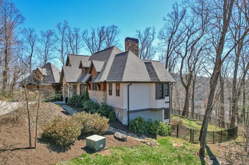 Property image 3 at 102 Old Forest Drive, Asheville, NC 28803