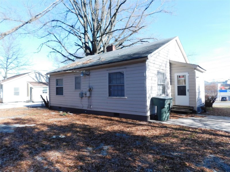 Property image 2 at 323 N New Hope Road, Gastonia, NC 28054