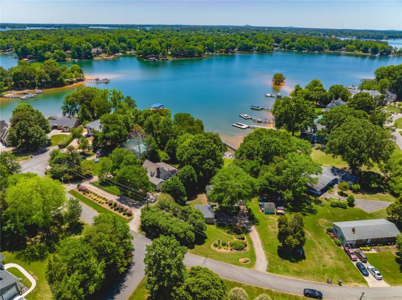 Property image 3 at 20905 Lagoona Drive, Cornelius, NC 28031