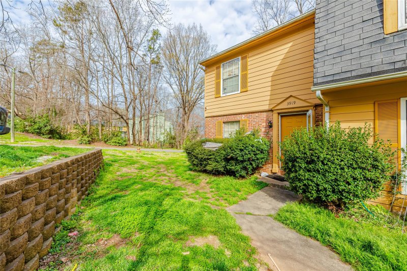 Property image 2 at 3919 Briarhill Drive, Charlotte, NC 28215