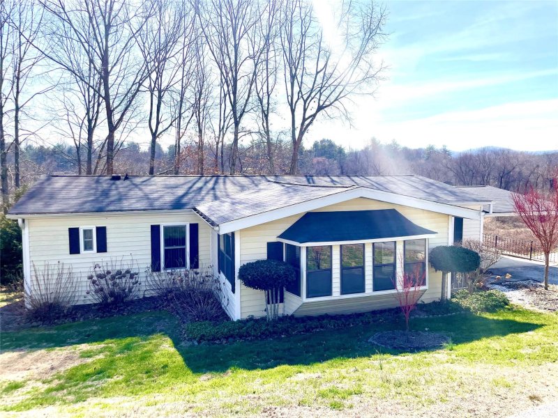 Property image 3 at 200 Cranbrook Circle, Hendersonville, NC 28792