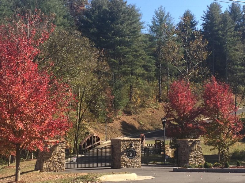 Property image 3 at 3 Erin Glen Court, Fairview, NC 28730