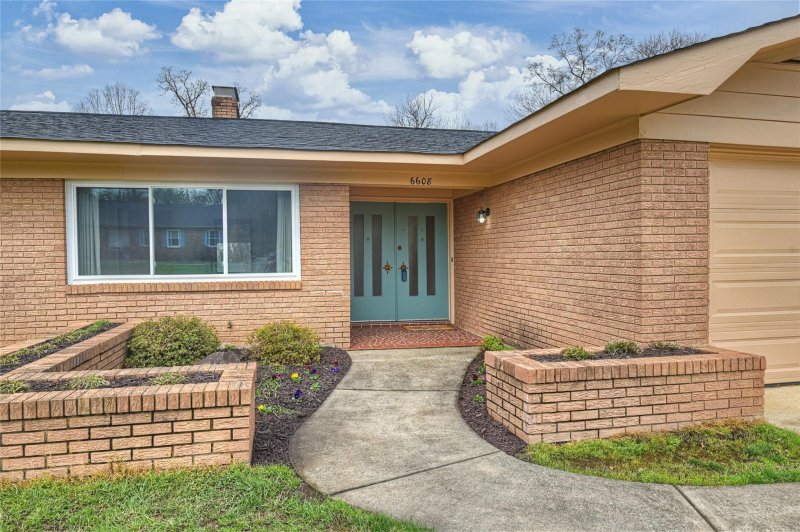 Property image 2 at 6608 Pawnee Drive, Charlotte, NC 28214