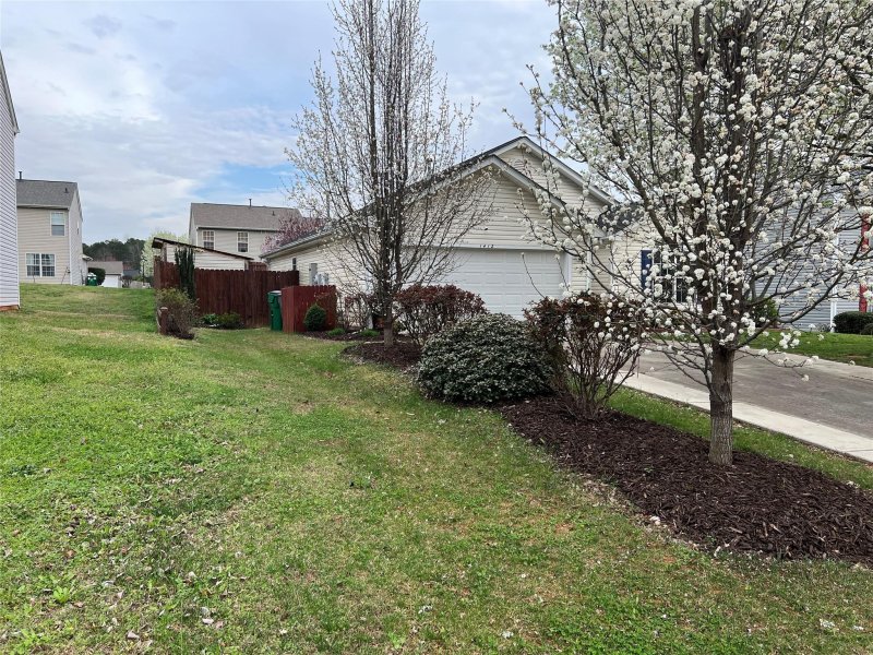 Property image 3 at 1412 Galesburg Street, Charlotte, NC 28216