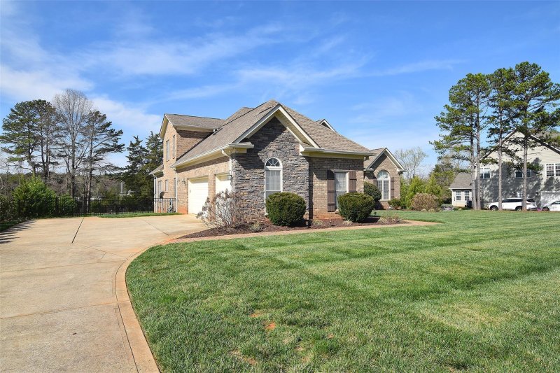 Property image 3 at 8021 Caliterra Drive, Charlotte, NC 28227