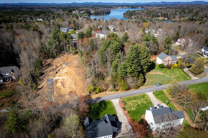 Property image 4 at 5790 Crown Terrace, Hickory, NC 28601