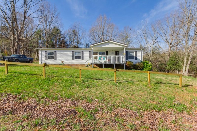 Property image 2 at 3375 Stony Brook Circle, Newton, NC 28658